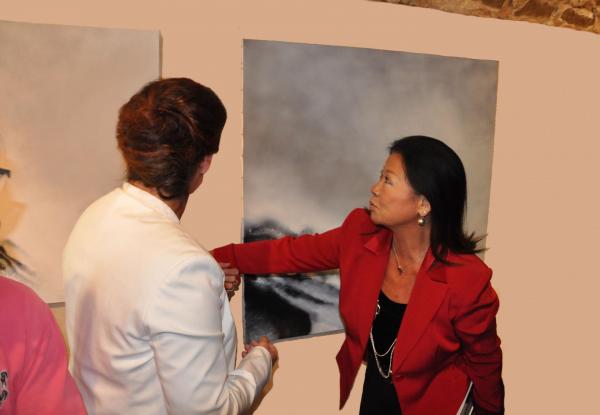 01 die malerin verena von lichtenberg und jeanne d hauteserre maire du 8e me arrondissement eine kunstausstellung in der eglise de la madeleine in paris