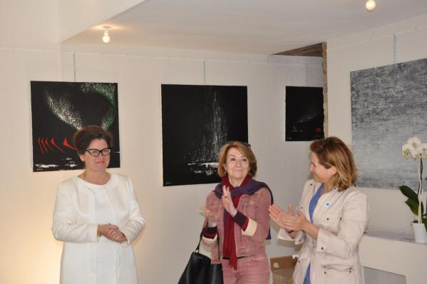 01 vvl l artiste peintre verena von lichtenberg et anne catherin loisier senateur maire de saulieu une exposition d art au musee pompon en bourgogne