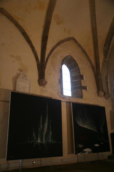 1 die kunstausstellung des malerin und kunstlerin verena von lichtenberg ihre bilder und grosse werke sind ind saulieu in der kirche st saturnin zu sehen