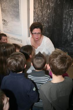 10 die malerin verena von lichtenberg und die kinder der schuler sie besichtigen die ausstellung lumiere australe