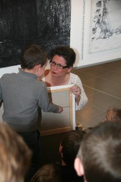 16 l artiste peintre verena von lichtenberg et l exposition d art lumiere australe avec les enfants