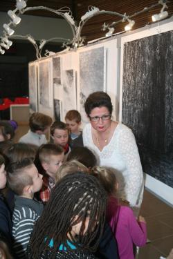 17 les peintures et tableaux d art de l exposition lumiere australe de l artiste peintre verena von lichtenberg elle est avec les enfants des ecoles