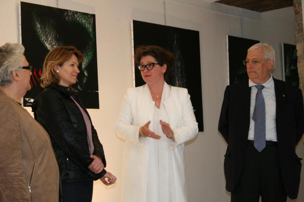 201 museum exhibition the painter verena von lichtenberg colette grossetete adjointe anne catherine loisier senatrice jean pierre pluyaud vice president a l exposition d art contra