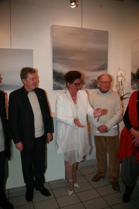 21 l exposition d art et de peinture de l artiste peintre verena von lichtenberg ici avec jean charles dorge president societe des poetes francais et michel beral poete