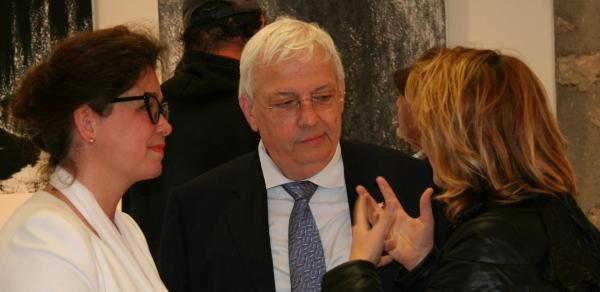 210 die kunstausstellung der malerin verena von lichtenberg jean pierre pluyaud vice president de la communaute d aglomeration sqy and anne catherine loisier senatrice maire de sau