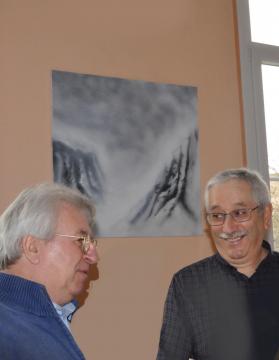 3 3 alain beral professeur d art devant les oeuvres et tableaux lyrique de l artiste peintre verena von lichtenberg