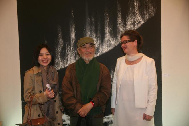 7d verena von lichtenberg artiste peintre au carrousel du louvre avec ses ouvres d art de l exposition nord licht et monsieur le president de jcaa japan