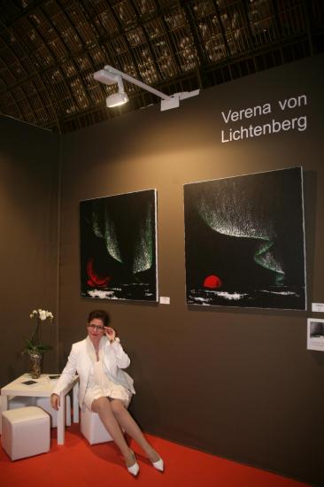 Die kunstlerin artiste peintre verena von lichtenberg ist in paris im grand palais mit ihren bildern und gemalden nord licht