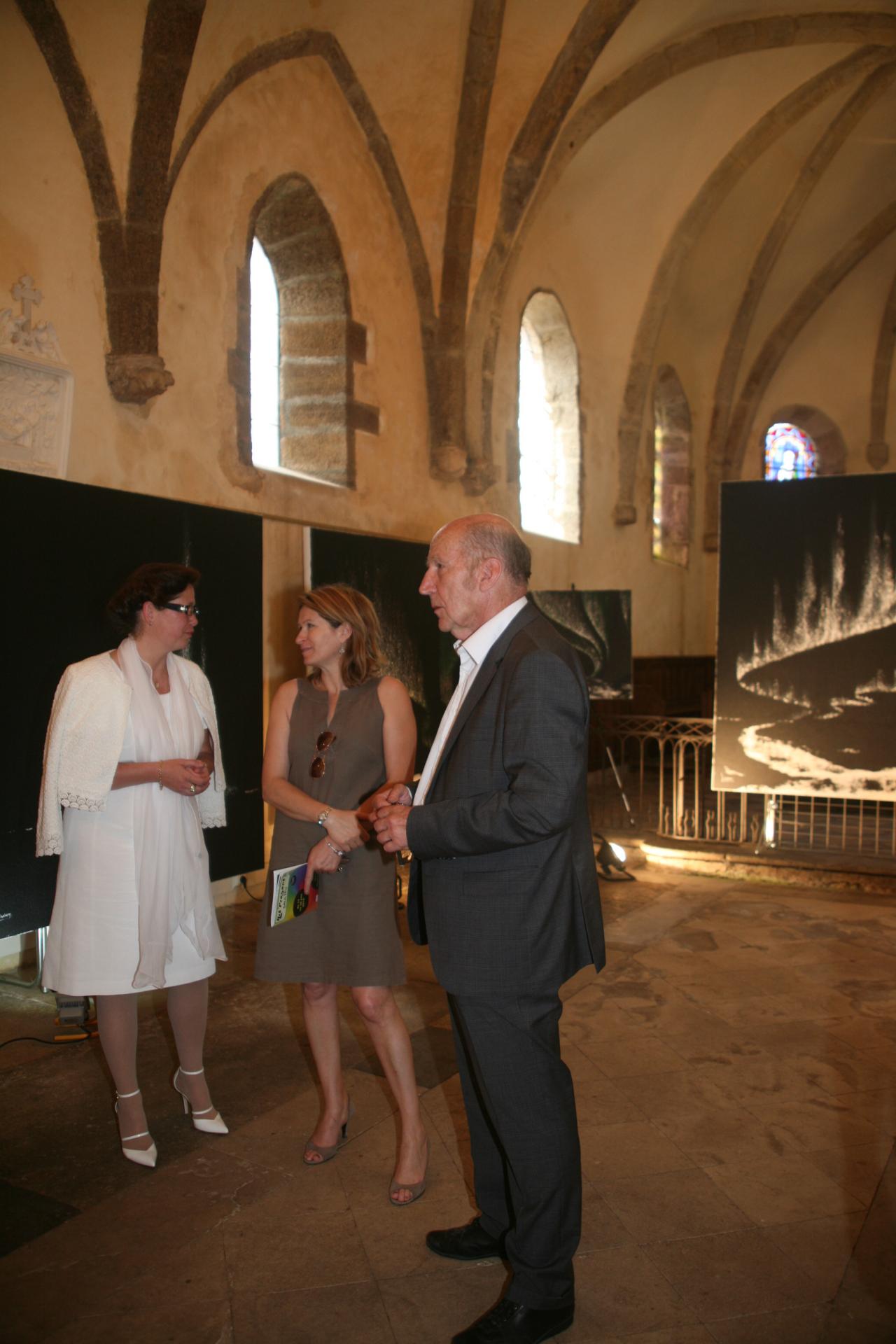 Die malerin verena von lichtenberg senatorin anne catherine loisier der galerist claude larrive in der kunsthalle st saturnin in saullieu in der bourgogne