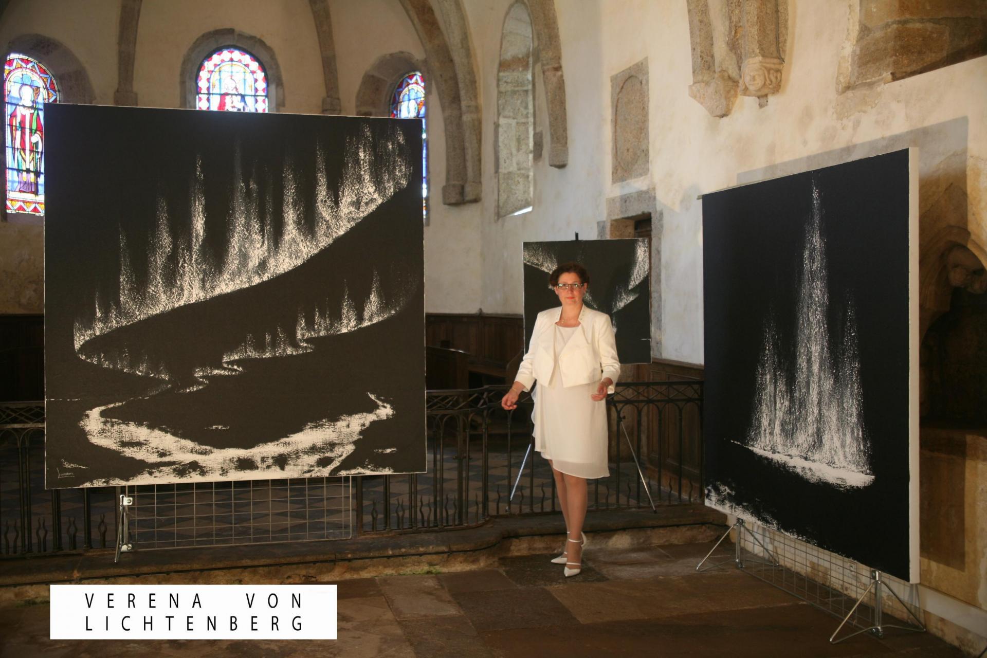 In der bourgogne die malerin und kunstlerin verena von lichtenberg mit der ausstellung nord licht eingeladen von anne catherine loisier senateur maire